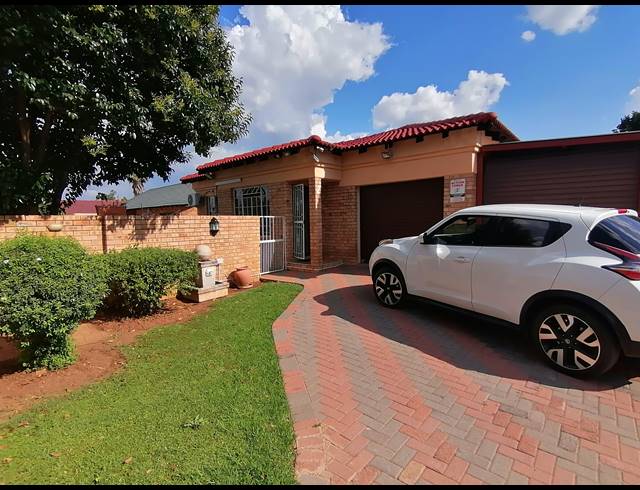 2 BEDROOM TOWNHOUSE FOR SALE IN MEIRINGSPARK EXT 4